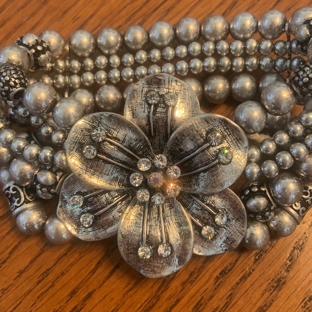 NWT BOHO FUN!! Silver Tone Stretch Bracelet Beautiful Flower 🌺 In Center - Picture 3 of 14